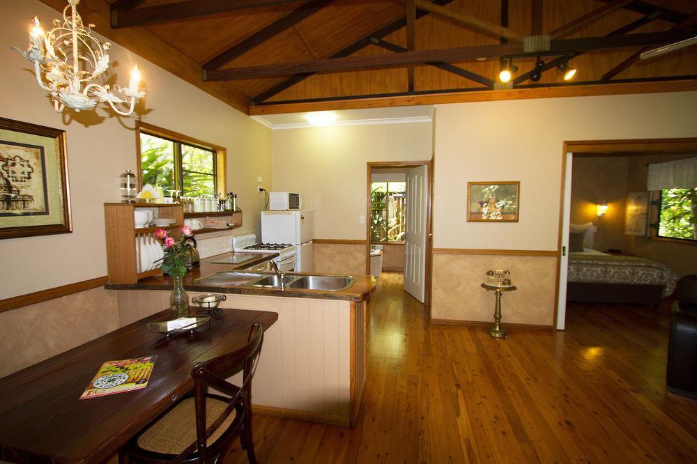 Crater Lakes Rainforest Cottages Yungaburra Exterior photo